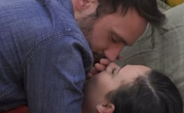 Andrea Zenga bacia Rosalinda al GfVip. E Dayane Mello sospetta