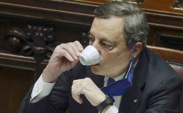 Mario Draghi non molla mai. Neanche per andare in bagno