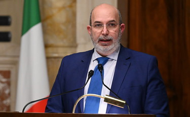 Vito Crimi espelle i dissidenti grillini. Massacrato sui social