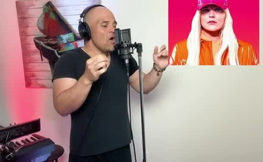 È grande e grosso ma canta come Adele e Britney Spears: impressionante