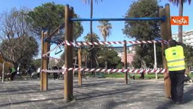 Zona arancione a Napoli. Dehors chiusi. Controlli sul lungomare e giostre recintate. Le immagini