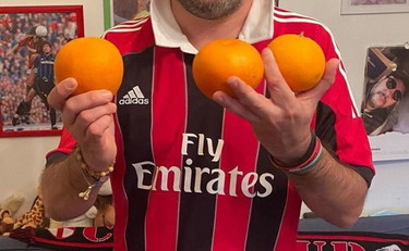 Il Milan perde e Salvini si fa tre arance. Ecco l'auto-sfottò sui social
