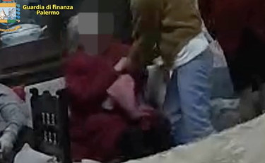 Violenze choc nella casa per anziani. 