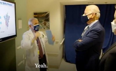 Biden va a lezione da Fauci. Così gli spiega il vaccino Covid