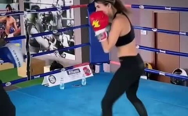 Guai a fare arrabbiare Elisabetta Canalis: ha il fisico e si vede anche sul ring
