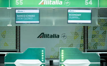 Non ci sono soldi. Slittano gli stipendi Alitalia