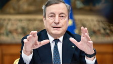 Diamo a tutti la prima dose. Draghi copia la Scozia: così crollano contagi e ricoveri