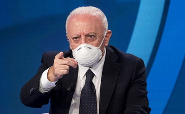 De Luca spara a zero su Conte e Arcuri: banchi a rotelle e primule e non ci sono i vaccini