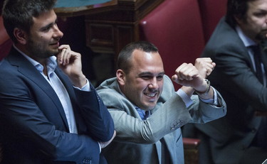 L'ex grillino brutale: Attaccano Renzi sull'Arabia? Loro baciano le pantofole a Cina, Russia e Venezuela