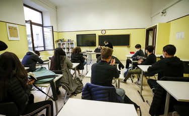 Aumentano i contagi tra i banchi, scoppia l'allarme scuole