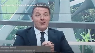 Sull'Arabia Saudita Renzi si intervista da solo: come si riduce, demolito sui social