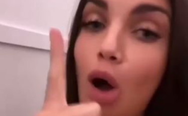 Elettra Lamborghini è gasatissima. Come regge la Coca Cola