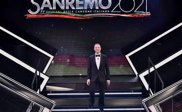 Amadeus si fa il segno della croce a Sanremo. I social si scatenano