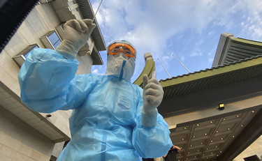 E' il migliore e va fatto lì. Cina, gli stranieri obbligati al tampone dolorosissimo