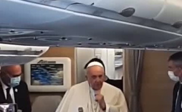 Il Papa si toglie la maschera: parla così sull'aereo atterrato in Iraq | VIDEO