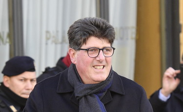 Vaccino agli amichetti? Il Pd accusa il Pd: denuncia in Procura contro il piano di Emiliano