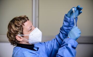 Valanga di vaccini per sconfiggere la pandemia, ma il virus continua a correre