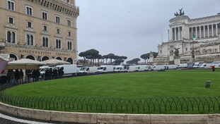 La Raggi deve ascoltarci. Gli ambulanti invadono piazza Venezia, i furgoni bloccano il centro
