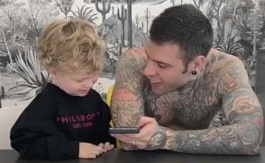 Doccia fredda per Fedez, Leo tradisce il mito di Spiderman