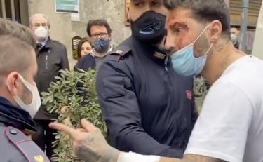 Lo vanno a prendere a casa. Così Corona va fuori di testa contro la polizia