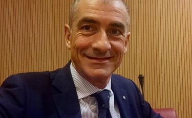 La sfortuna di Andrea Costa. Viene contagiato dall'autista e finisce al Covid hotel