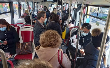 Zona rossa ma autobus affollati. Clamoroso a Roma