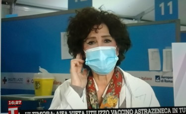 L'Italia stoppa AstraZeneca, il medico del centro vaccinale lo scopre in diretta