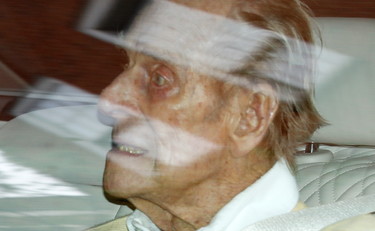 Filippo di Edimburgo esce dall'ospedale. la Regina Elisabetta lo aspetta