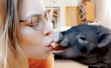 Naike Rivelli sta con un porco, quello che vive a casa di mamma Ornella Muti