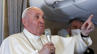 Sembrate pappagalli. Lo shampoo di Papa Francesco ai fedeli è terribile