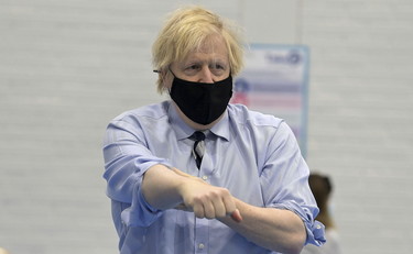 Boris Johnson si fa vaccinare. E sceglie AstraZeneca