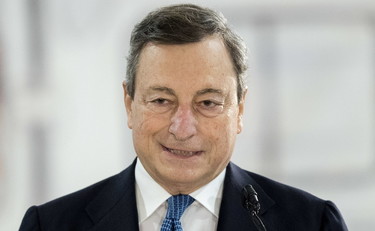 Vaccini AstraZeneca già da domani alle 15. Draghi lancia la ripresa
