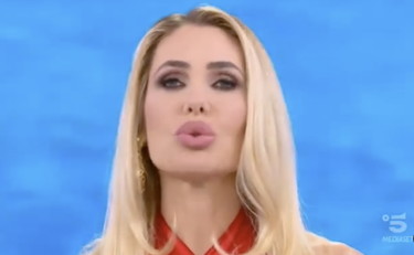 Ilary Blasi ferma l'isola dei Famosi per le vittime del Covid