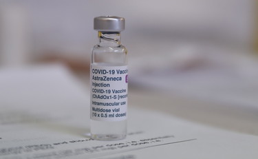 Vaccino AstraZeneca, ecco come cambia il bugiardino