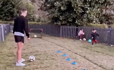 La fabbrica dei piccoli Ronaldo. CR7 li allena e Georgina riprende