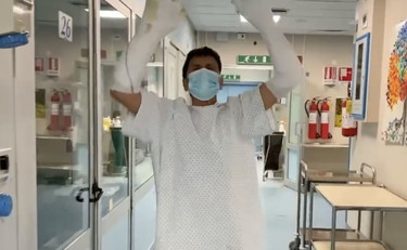 Mani e gambe fasciate. Gianni Morandi muove i primi passi dopo le ustioni