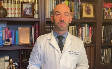 Speranza è troppo ottimista, Bassetti spegne gli entusiasmi del ministro sull'estate e attacca Scanzi