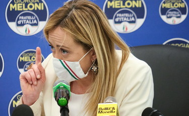 Disastri sui vaccini e ora no a Sputnik per guerre commerciali: furia Meloni con la UE