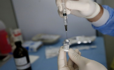 Piani clamorosi sul vaccino, ci toccherà Pfizer per tutta la vita