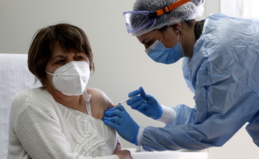 Fuggi fuggi da AstraZeneca, così parte la caccia al vaccino buono