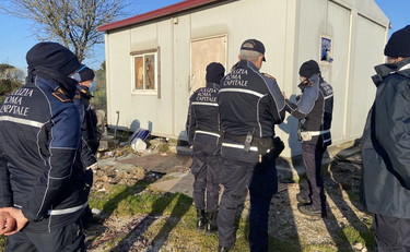 Via i rom dal campo di Castel Romano. Raggi incapace, penalizzate le famiglie