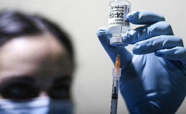 Vaccini in Europa, male l'Italia. Nella prima dose è al 25esimo posto