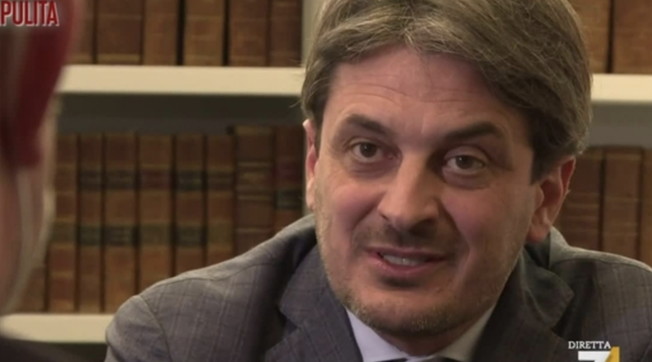 Giallo AstraZeneca, il venditore di vaccini svela il business delle dosi