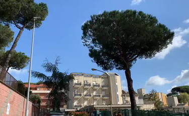 La Raggi parcheggia i rom in mezzo ai pazienti Covid: la denuncia di Laura Corrotti | VIDEO