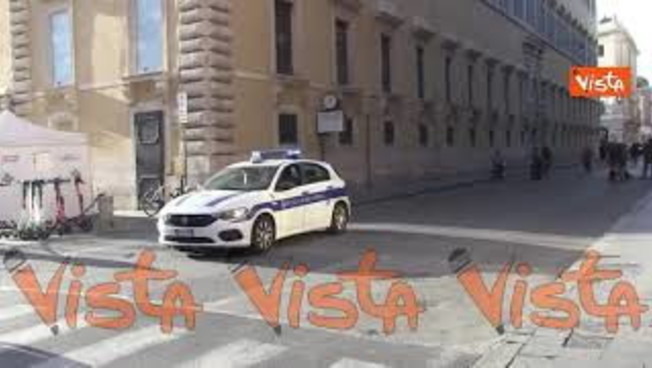 Via del Corso semivuota nell'ultimo weekend di zona rossa per il Lazio