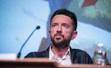 La Asl lo scarica, ecco le furbate di Andrea Scanzi