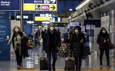 Quarantena di 5 giorni anche per chi viaggia in Europa. La nuova stretta di Speranza
