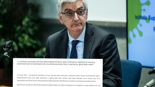 Brusaferro: vaccinati, attenti! Potete contagiare. Ma se è così, come si può obbligare a fare le dosi?