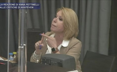 Lacrime per lo sfogo della Pettinelli: Tappati la bocca, ciuccio e presuntuoso | VIDEO