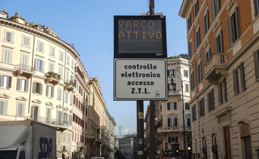 Sulla Ztl la Raggi fa solo danni. Fucilata di Gasparri sui varchi